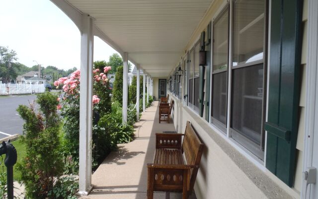 Glass House Inn Erie Near I-90 & I-79