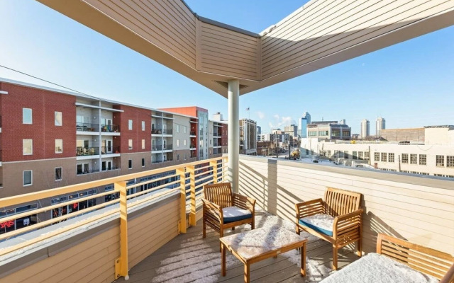 Upscale 3BR Penthouse by CozySuites