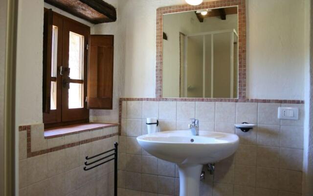 Stunning private villa with private pool, WIFI, TV, pets allowed and parking, close to Cortona