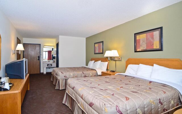 Super 8 by Wyndham Hayward WI