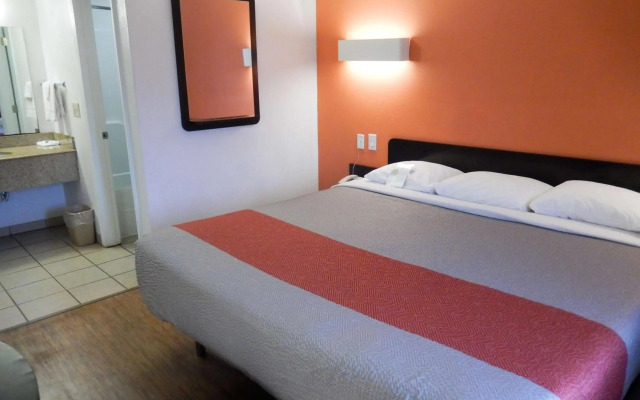 Motel 6 Clute, TX
