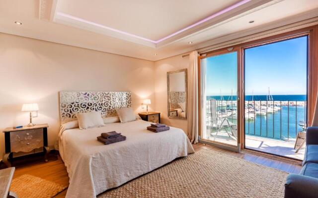 Puerto Banus first line with sea and Marina views