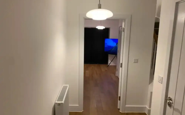 Brand New Entire 4 Bed House/multiple Parking