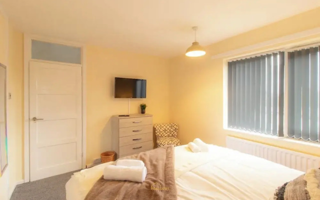 Charming Three Bedroom House in Birmingham
