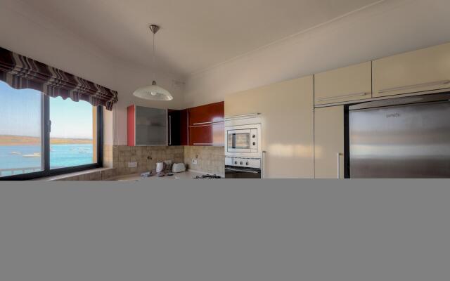 Seafront 2 Bedroom Apartment Overlooking Bay