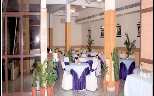 Hotel Queens Residency