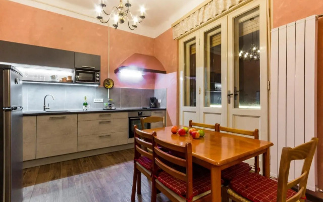 Spacious & Smart Center Apartment