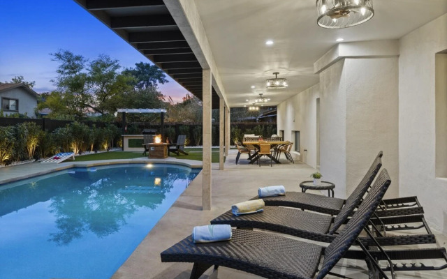 Valley View Chic Home w Backyard Oasis