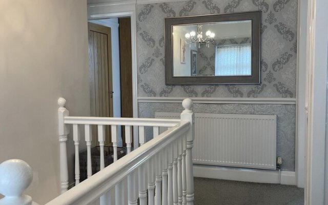 Beautiful 5-bed House in Walsall