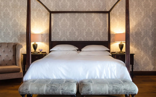 Under Oaks Guest House