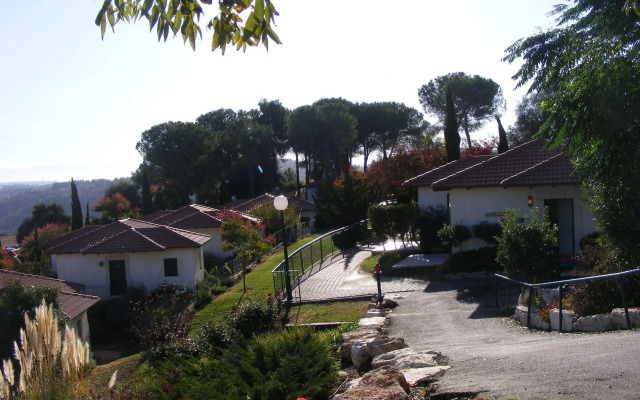 Shoresh Green Hills Family Suites Hotel