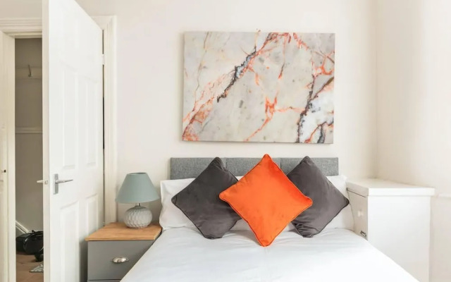 Inviting 3-bedroom Home in Liverpool With Parking
