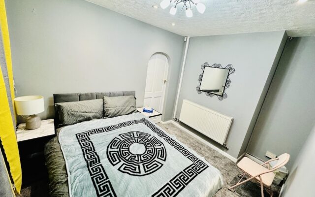 4 Bedrooms Full House Stourbridge Birmingham