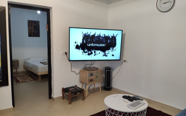 Private & Spacious Apt w Queen Beds PRKG
