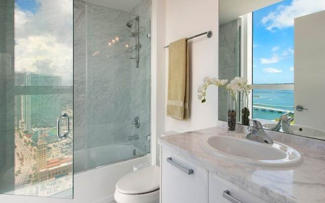 Vizcayne Luxury Condo by 1stHomeRent