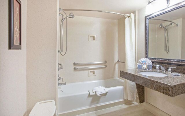 Holiday Inn Express And Suites Arlington North - Stadium Area, an IHG Hotel