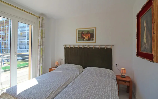 Apartment in Empuriabrava Near Sandy Beach