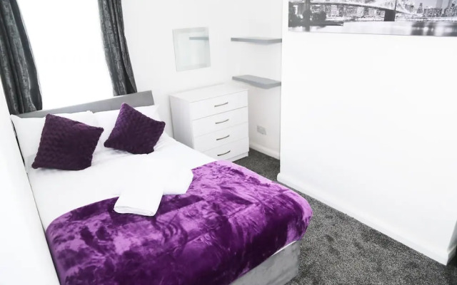 Thornes Road House by Serviced Rooms Ltd