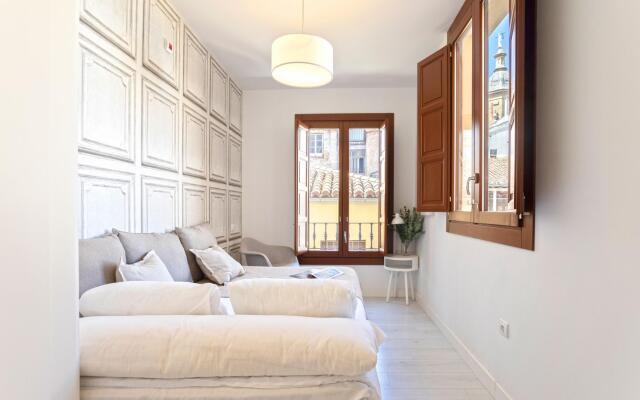 Pretty two-bedroom apartment near the Cathedral. Zacatin 203