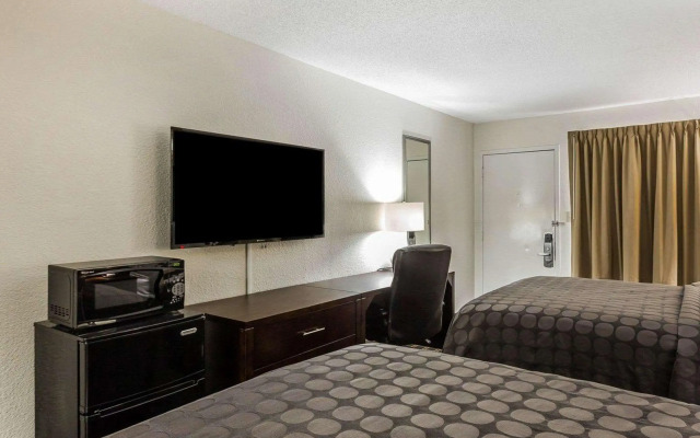 Econo Lodge Coliseum