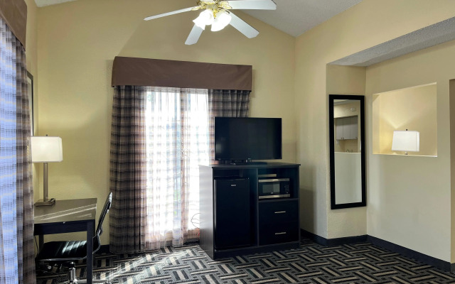 La Quinta Inn by Wyndham Indianapolis Airport Lynhurst