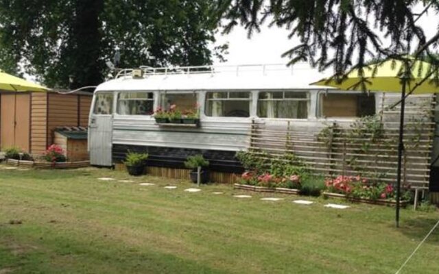 Bed and breakfast Lakeside Vintage French bus