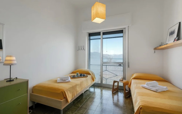 Infinity Lake View Terraced Casa