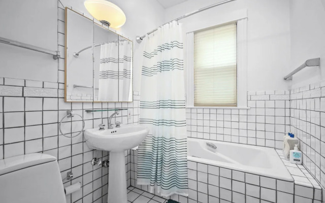 Uptown Minneapolis Home: Walk To Lakes!