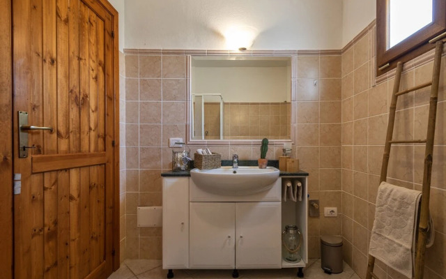 Near Alghero Shardana Guest House in Uri With Swimming Pool