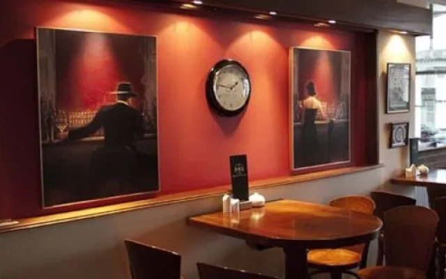 HQ Bar & Restaurant