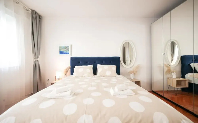 Modern Apartment With Terrace Near old Town