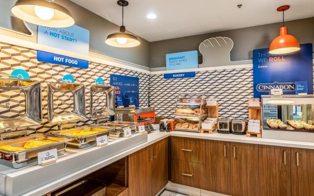 Holiday Inn Express & Suites Camarillo by IHG