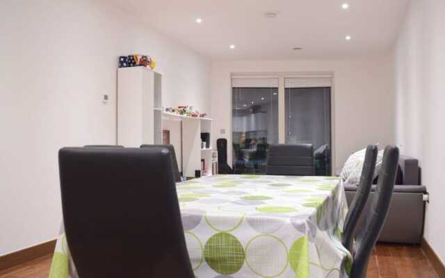 1 Bedroom Apartment Accommodates 4 in Kilburn