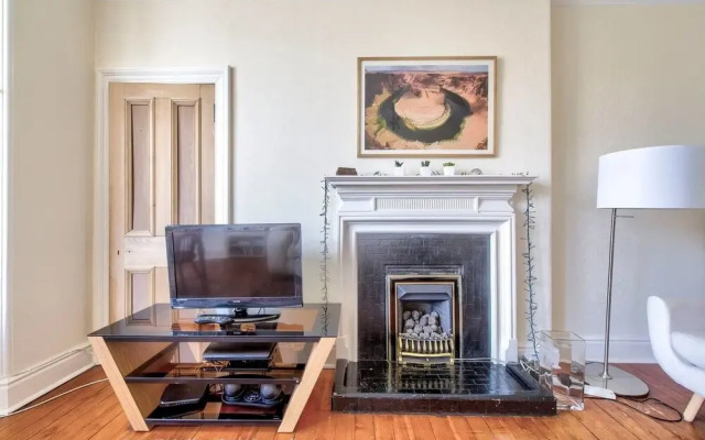 Lovely and Spacious 2BR Home on Comiston Road
