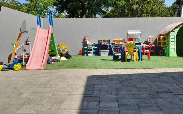 Bright and spacious apartment with grill ***