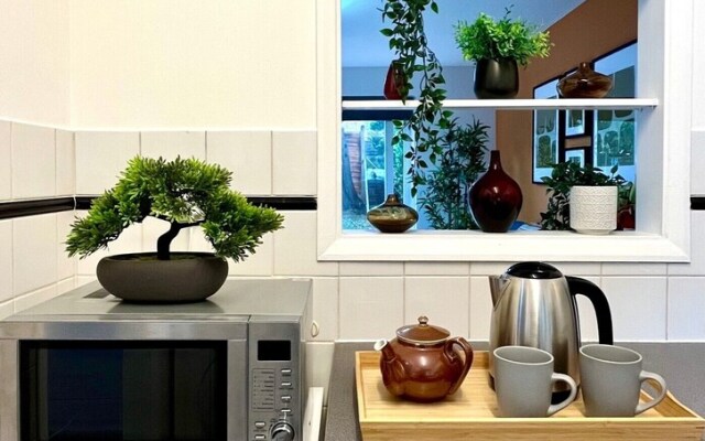 Charming Home Near Gatwick Airport