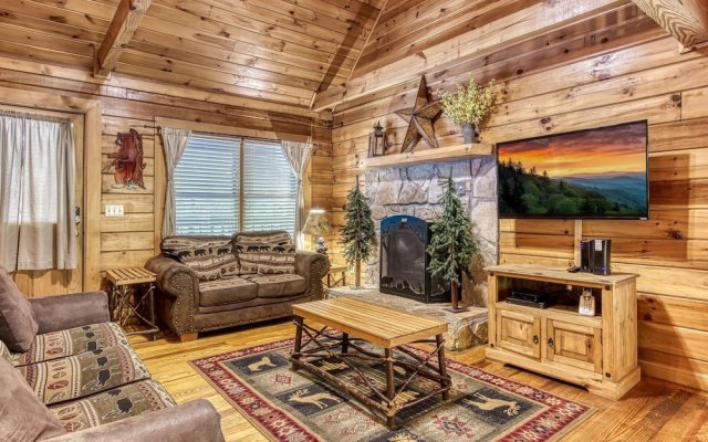 Heavenly Heights - Great Location! Close To All The Action! 2 Bedroom Cabin by Redawning