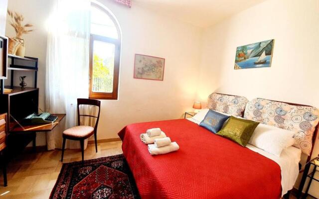 Villa immersa nel verde, spiaggia a 200m