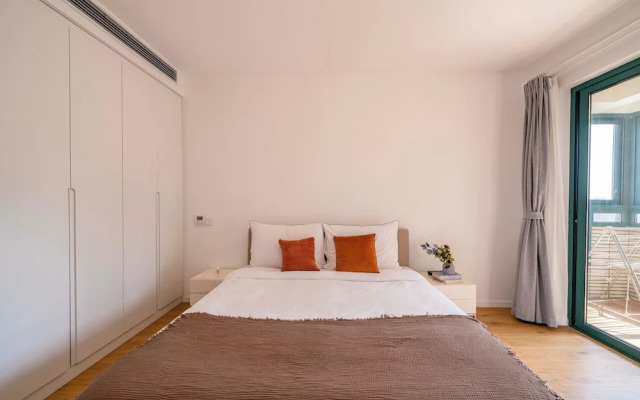 Tyms 4BR 2BA Apt Novel Garden