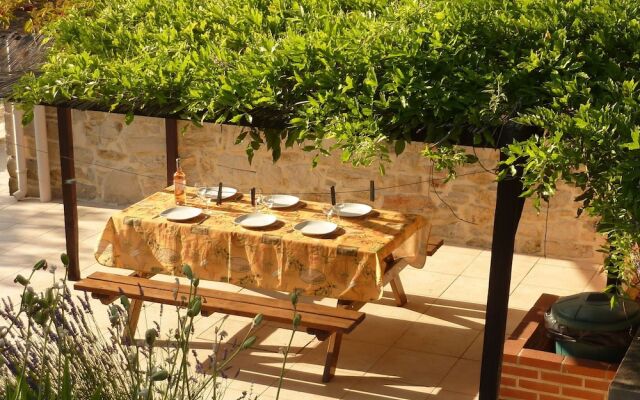 Pretty Holiday Home in Courry With Swimming Pool