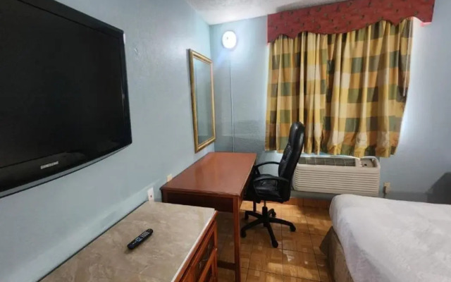 Lone Star Inn & Suites by OYO Harlingen TX