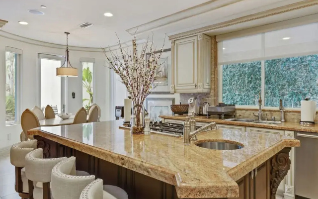 Robmar Mansion - Beverly Hills Mediterranean Estate With Pool & Sport Court