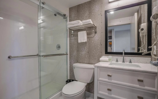 Monte Carlo Inn Oakville Suites