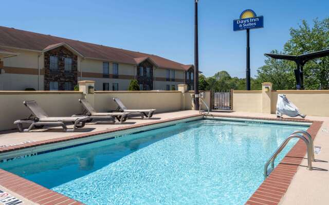 Days Inn & Suites by Wyndham Commerce