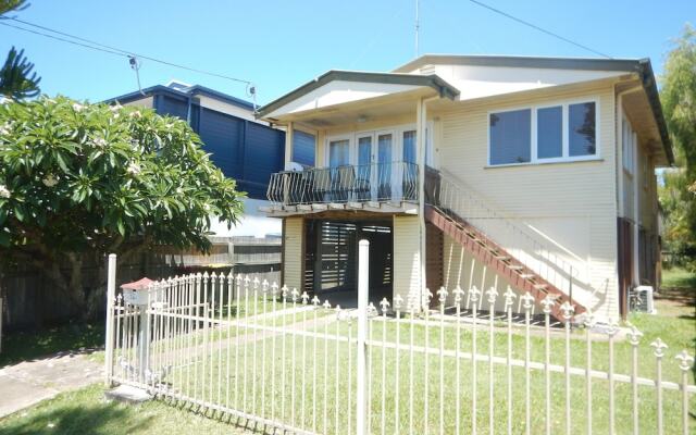 Spacious 2-Storey Home By The Bay: Sleeps 12