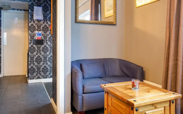 Lodge Hotel (os)