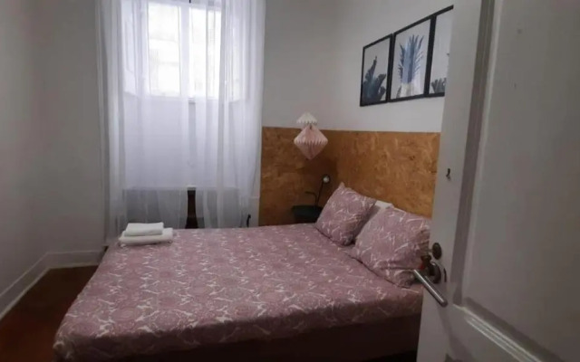Sunny Terrace Apt, Close to Downtown! 2 Bedroom Flat