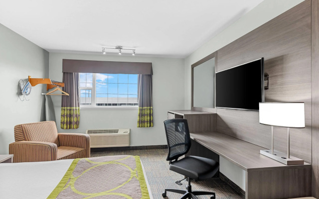 Super 8 by Wyndham Saskatoon Near Saskatoon Airport