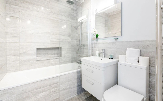 Stylish Riverview Apt with Roof Terrace