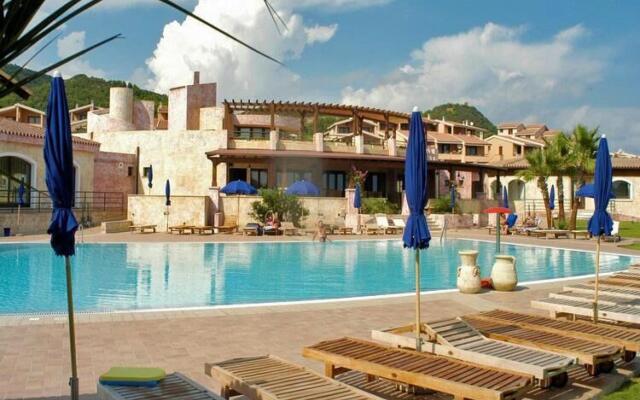 Apartment in Cannegione with communal terrace